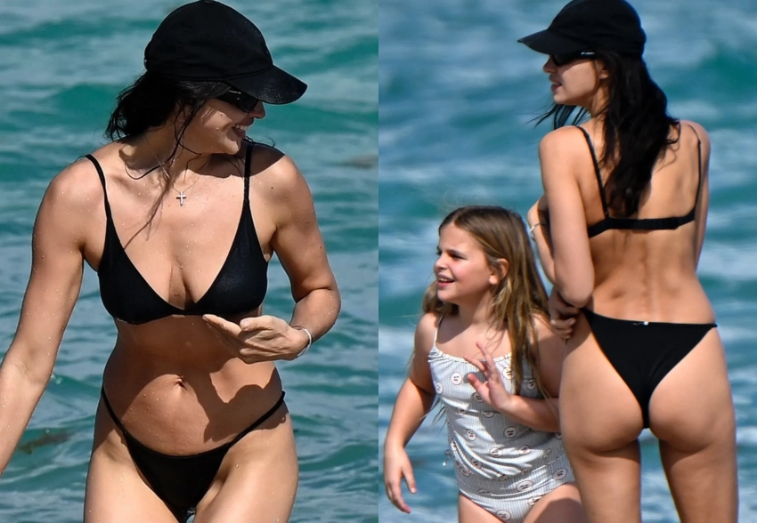 Ирину Шейк засняли в бикини на пляже с дочерью