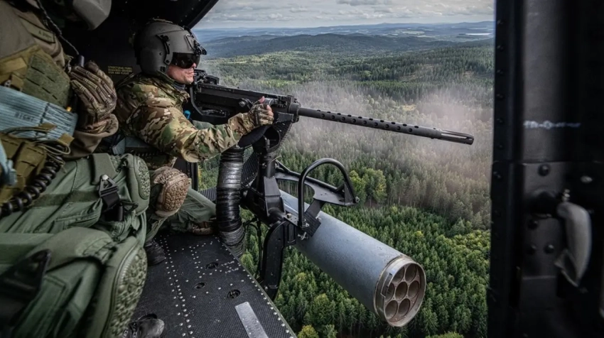 «Тактика перехвата на малых высотах»: чешские вертолёты «отловят» дроны в Польше