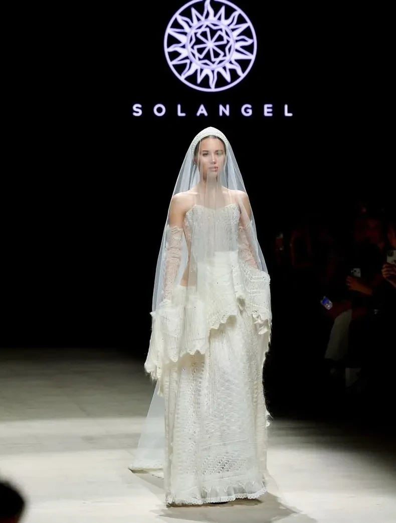 Аврора Киба в свадебном платье и внучка экс-президента Узбекистана Марьям Тилляева вышли на подиум на показе в Москве