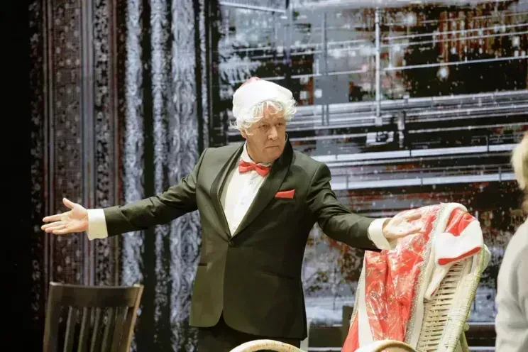 Аншлаг и реакция Владимира Путина: Михаил Ефремов вышел на сцену с премьерой спектакля впервые после освобождения из колонии