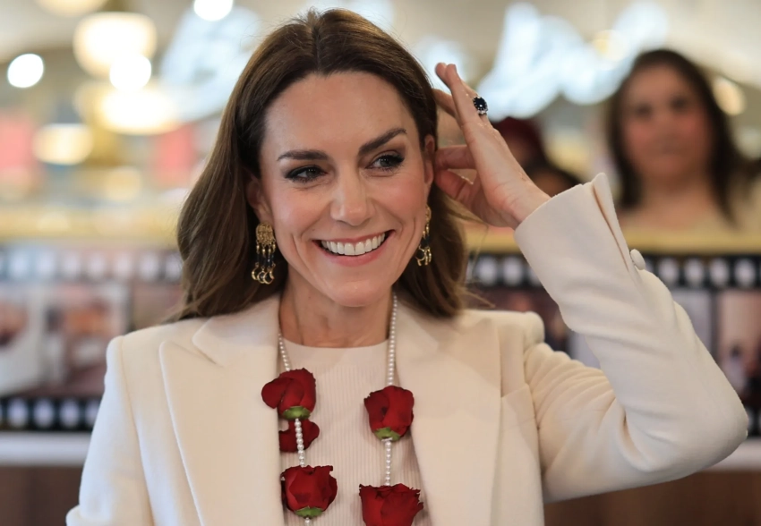 Кейт Миддлтон в ожерелье из роз встретилась с индийской общиной и отпраздновала фестиваль красок Холи