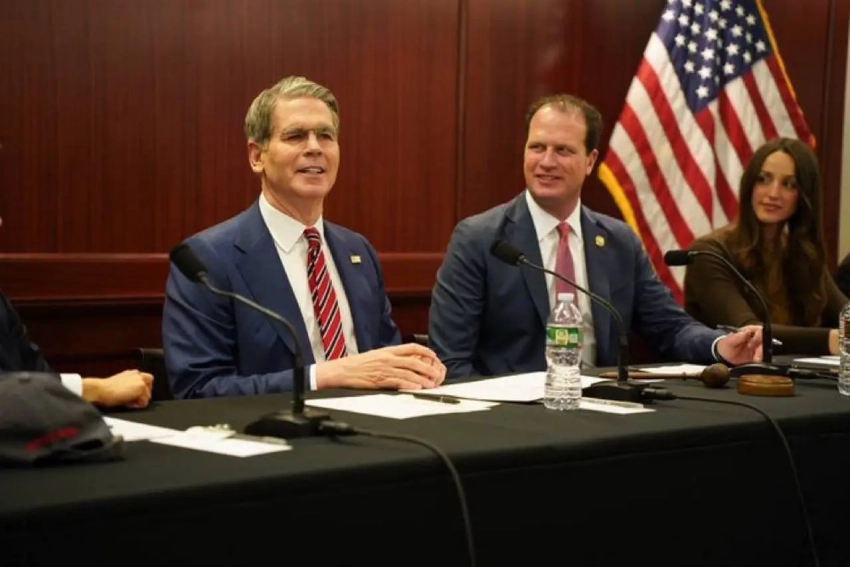 Бессент обещает сопровождать танкеры через Ормузский пролив, но не сейчас