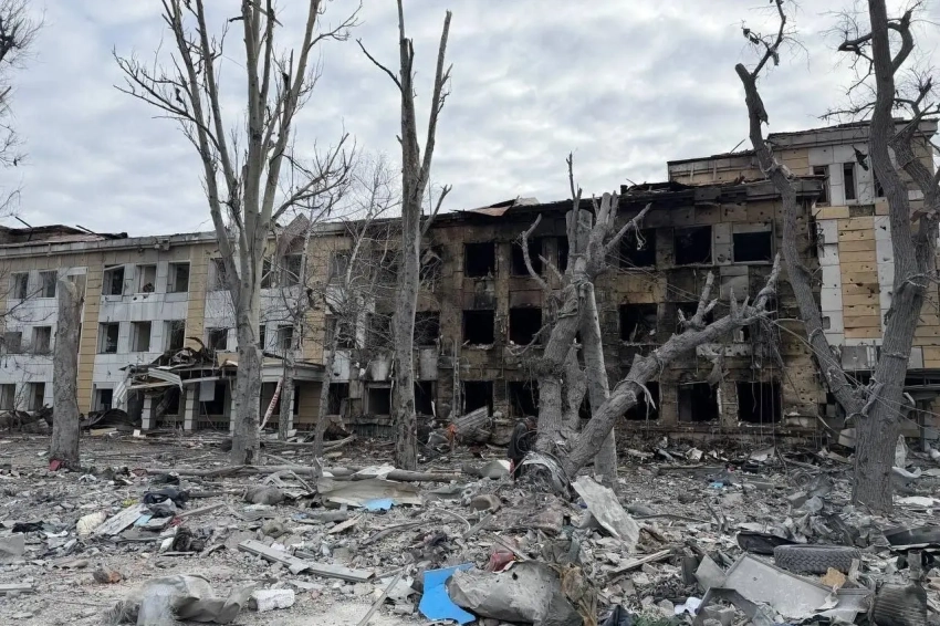 В сети появились фото больницы в ДНР, где из-за удара ВСУ погибло восемь медиков