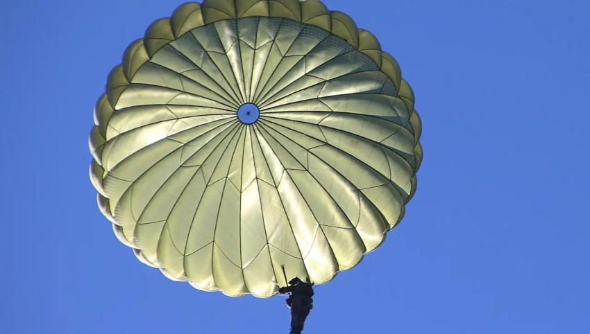 Показано видео со спускающимся на парашюте в Иране лётчиком сбитого самолёта