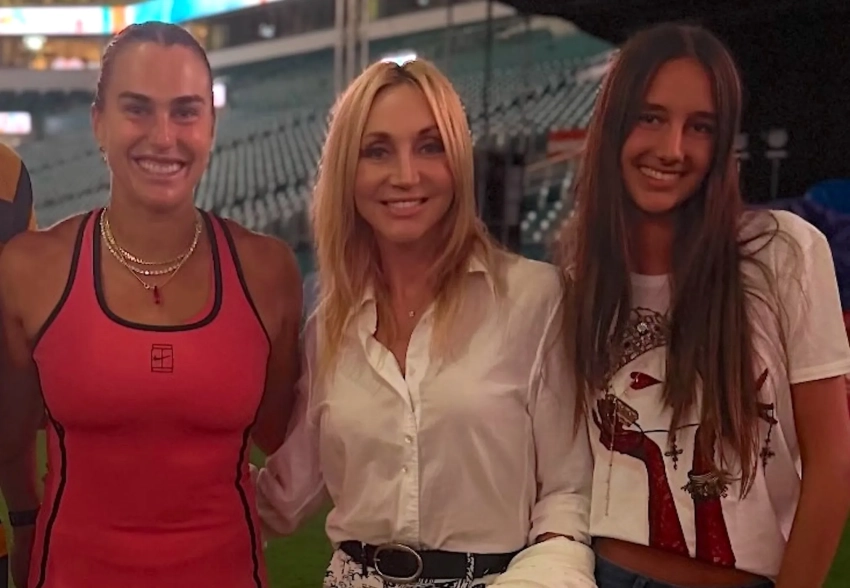 Кристина Орбакайте с мужем и дочерью встретилась с Ариной Соболенко на турнире в Майами