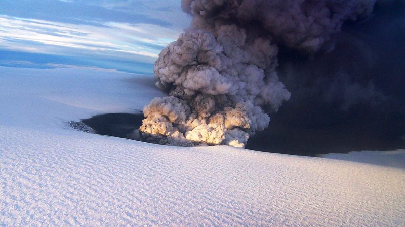 Вулкан у Санторина в Средиземном море снова активизировался: угроза для региона и напоминание о древней катастрофе