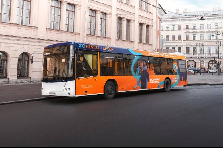 По центру Петербурга начал курсировать первый бесплатный экскурсионный автобус